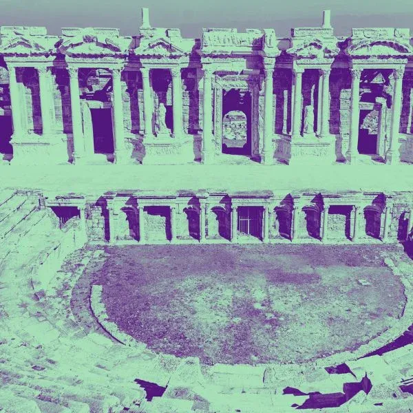 Gradins et mur de scène d'un théâtre antique en pierre